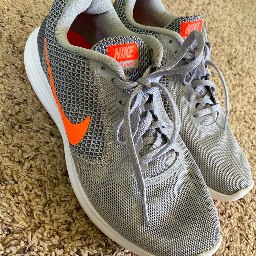 Nike revolution 3